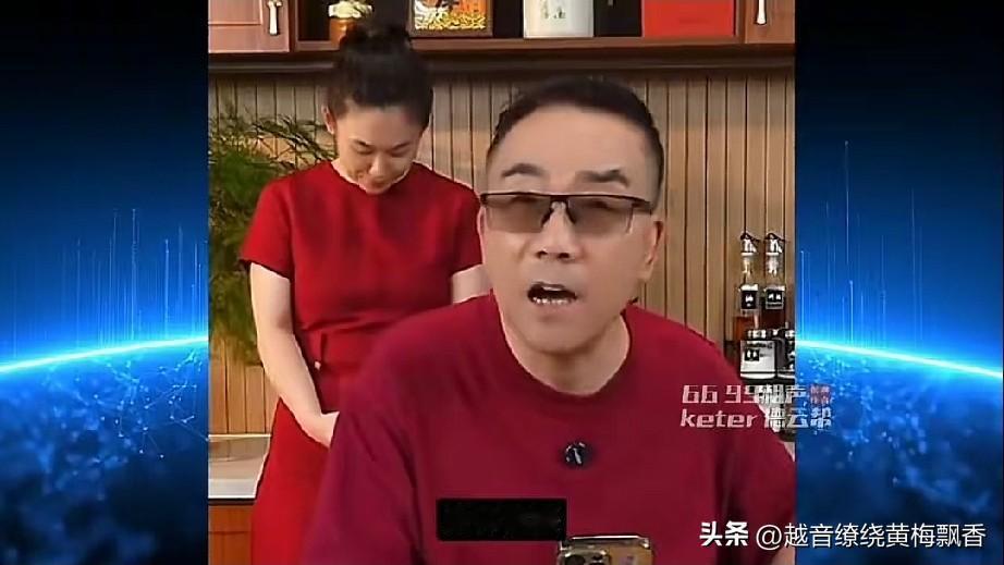 杨仪在直播的时候道出了自己和郭德纲结下嫌隙的缘由，他说：“我非得骂他不可，我不骂