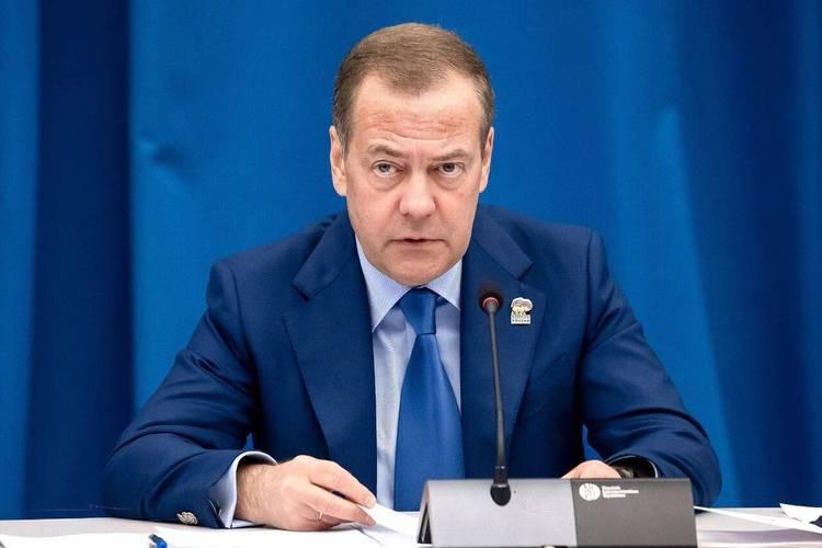 没有川普上台，俄罗斯可能是莫斯科保卫战了，幸运半路杀出个程咬金。俄罗斯用最低成本