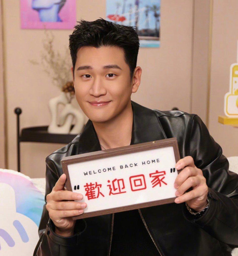 周兴哲零帧举牌挑战万妮达歌手2026举牌挑战刚启动就出手，没有丝毫犹豫，零帧操作