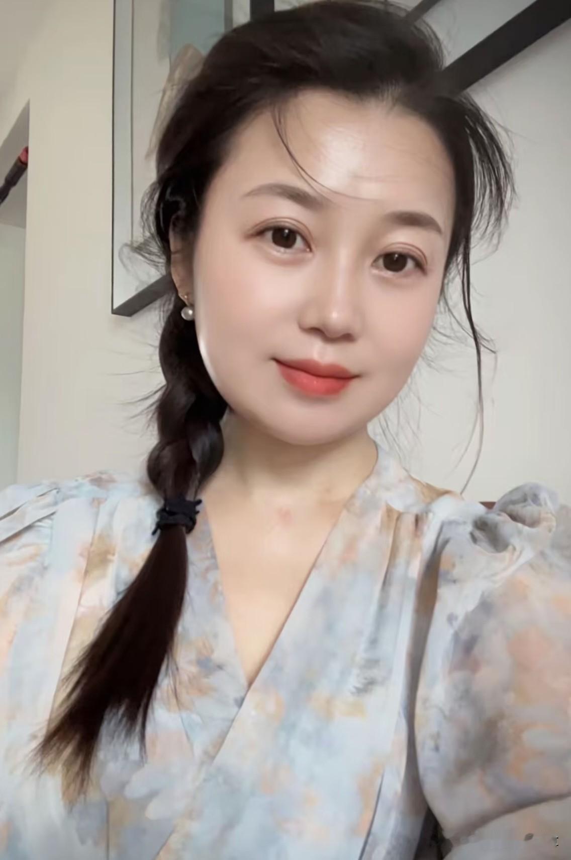 山坡羊·柔颜自适
 
长辫轻垂，云衫浅绘，
几丝乱发随风缀。
眼含晖，笑微微，