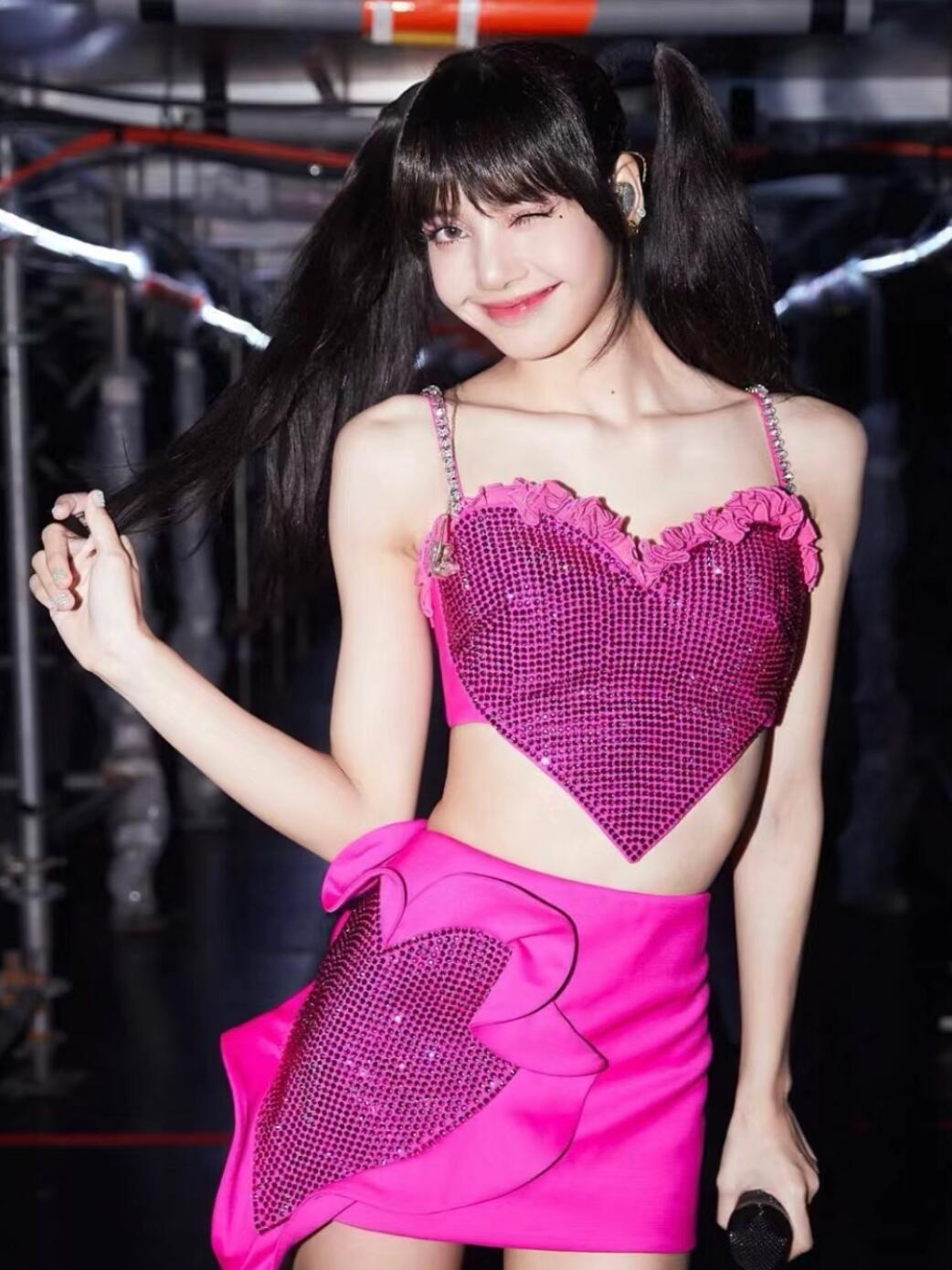 针织外套 + 阔腿裤的松弛搭配，配上棒球帽和运动鞋，随性又吸睛，每一步都自带时尚