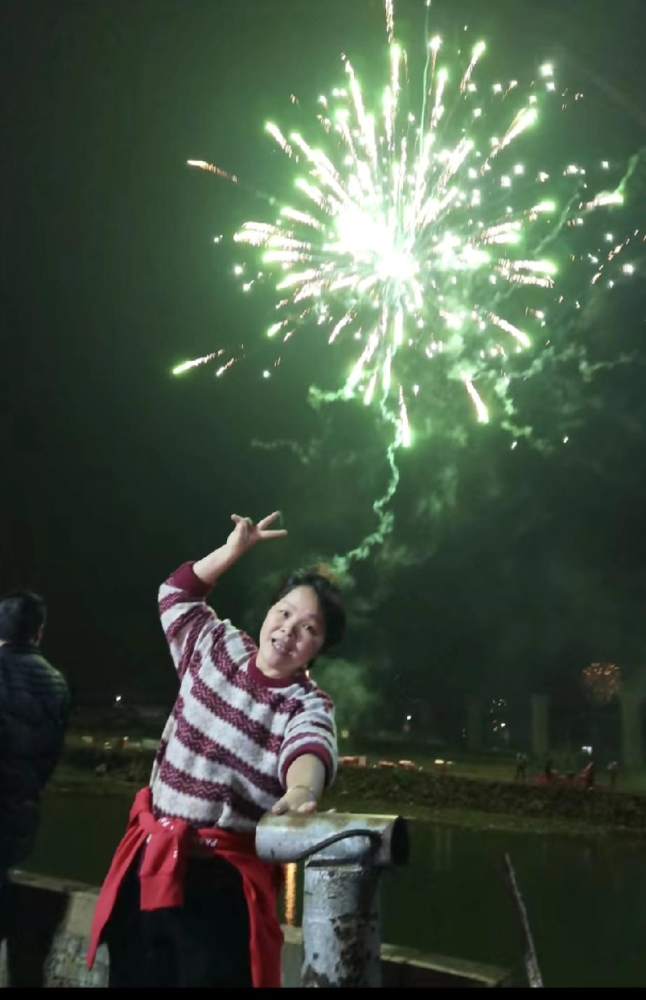 大喇叭真是“疯”了

录视频给网友打招呼，说带大家去看看他们那边的早餐吃什么，结