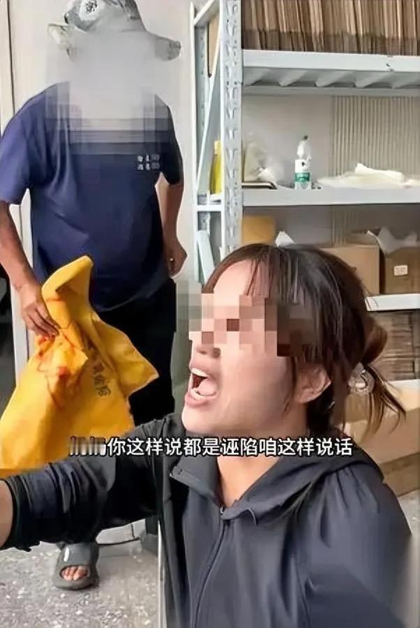 帮村卖菜两年

反倒被老人追骂

就因为老人说自己的芝麻叶少了一斤八两，还说村支