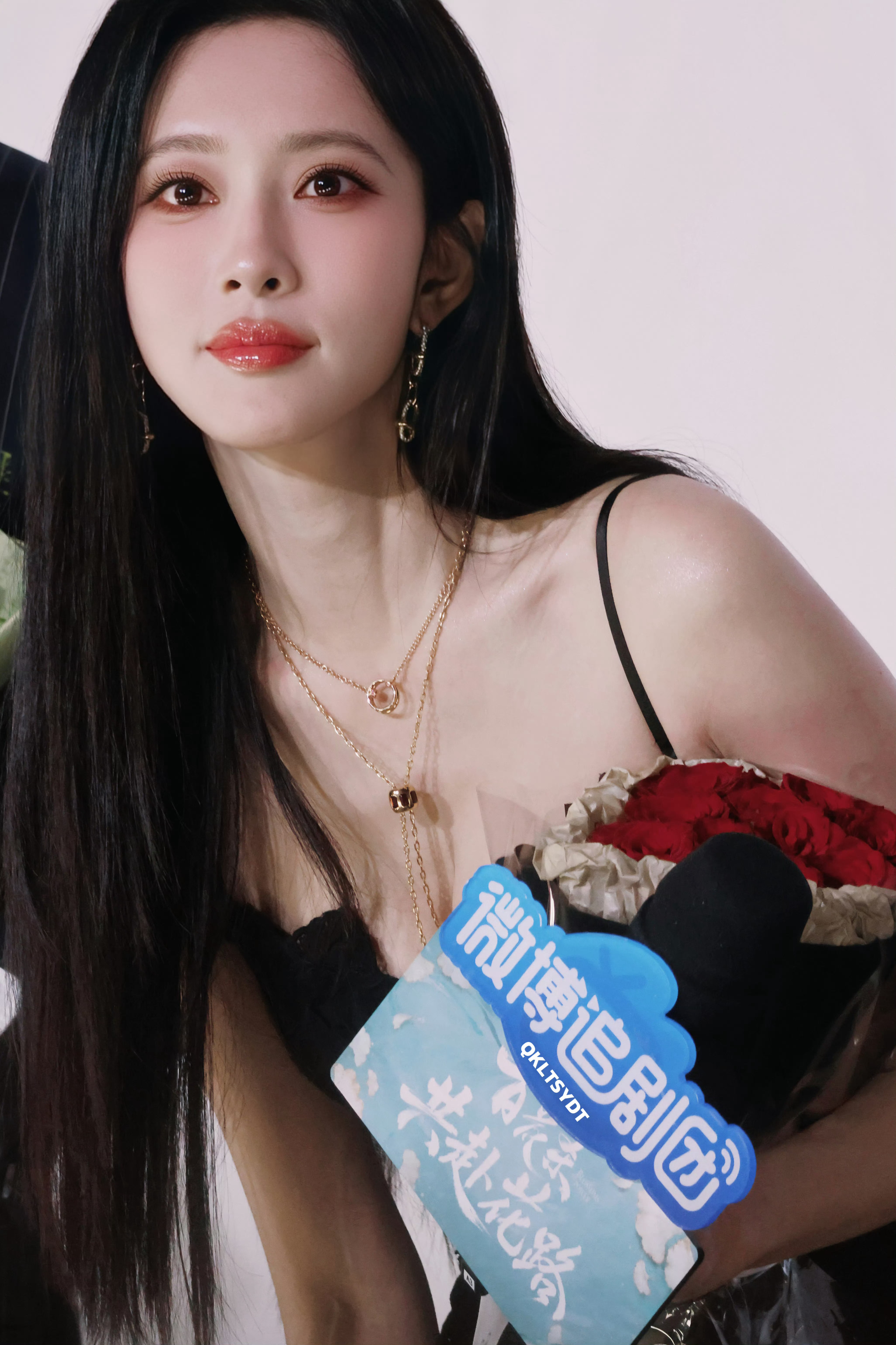 孟子义被闪光灯闪到捂眼睛孟子义百花杀追剧团出图 