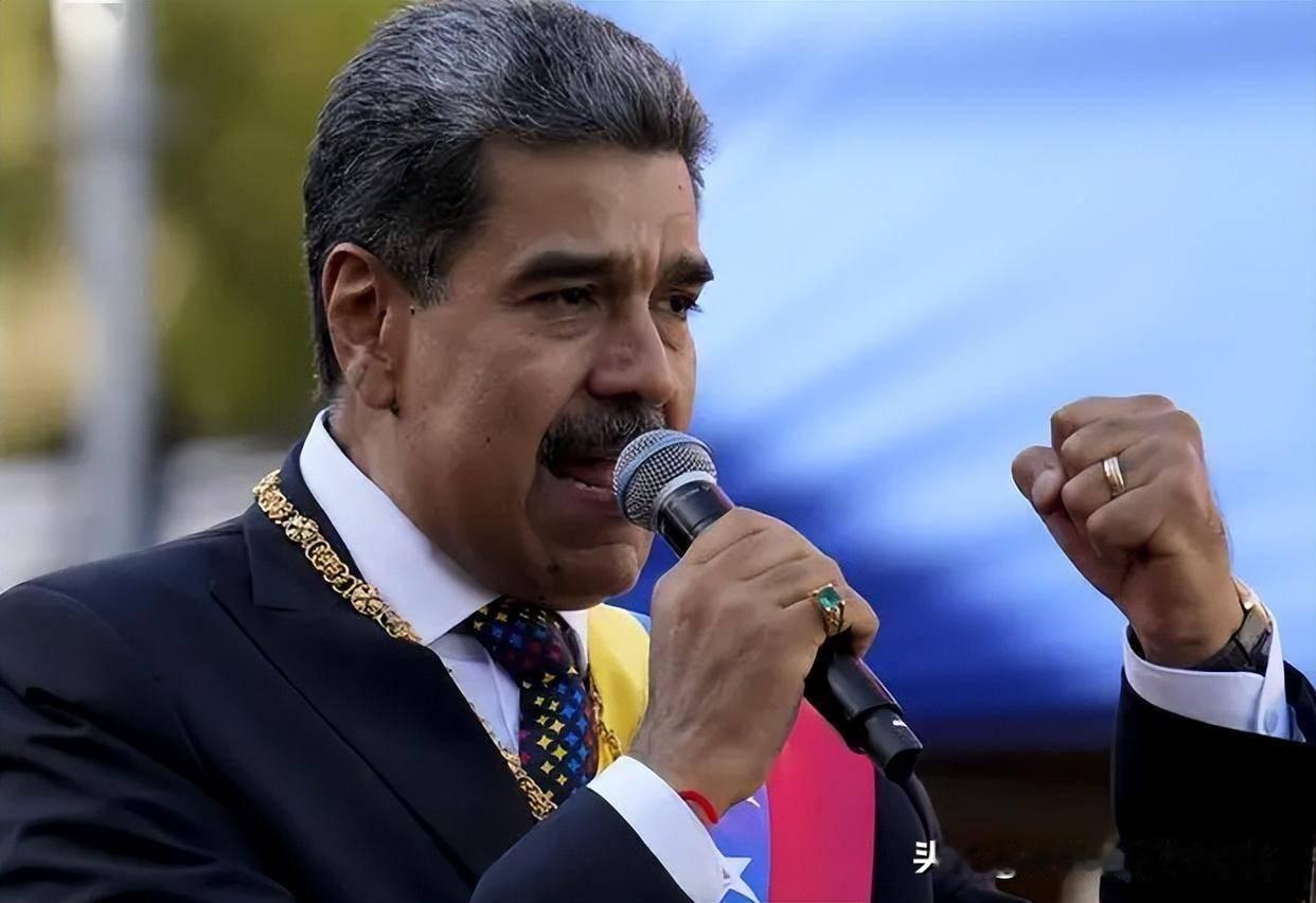 快讯！！！
美军三角洲部队夜袭委内瑞拉！
3小时闪电抓获委内瑞拉总统1夫妇！
 