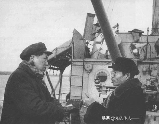 1953年2月，毛泽东在“长江号”舰上听取长江水利委员会主任林一山的汇报，提出兴