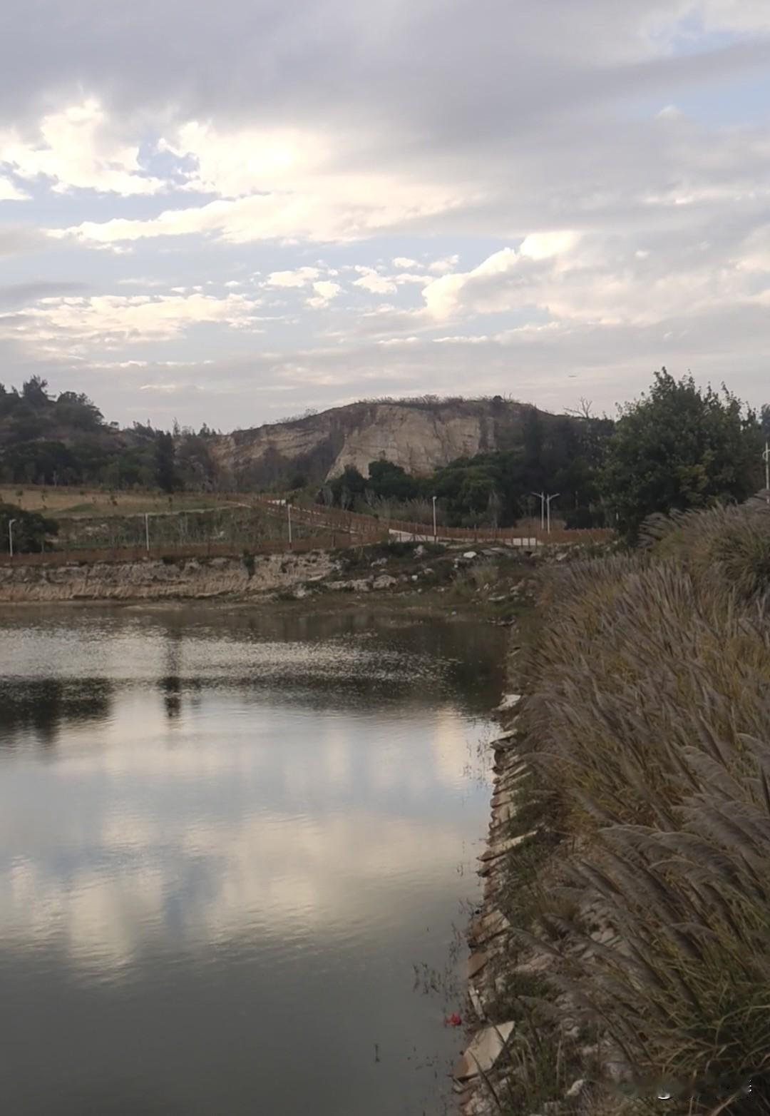 开启自驾游模式，晋江市英林镇马山村石窟公园。
马山村，因山呈马鞍状故而得其名。