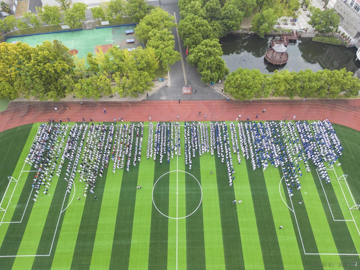 佳木斯市朝鲜族中学中较为知名的是佳木斯市朝鲜族基础教育中心，该校始建于1947年