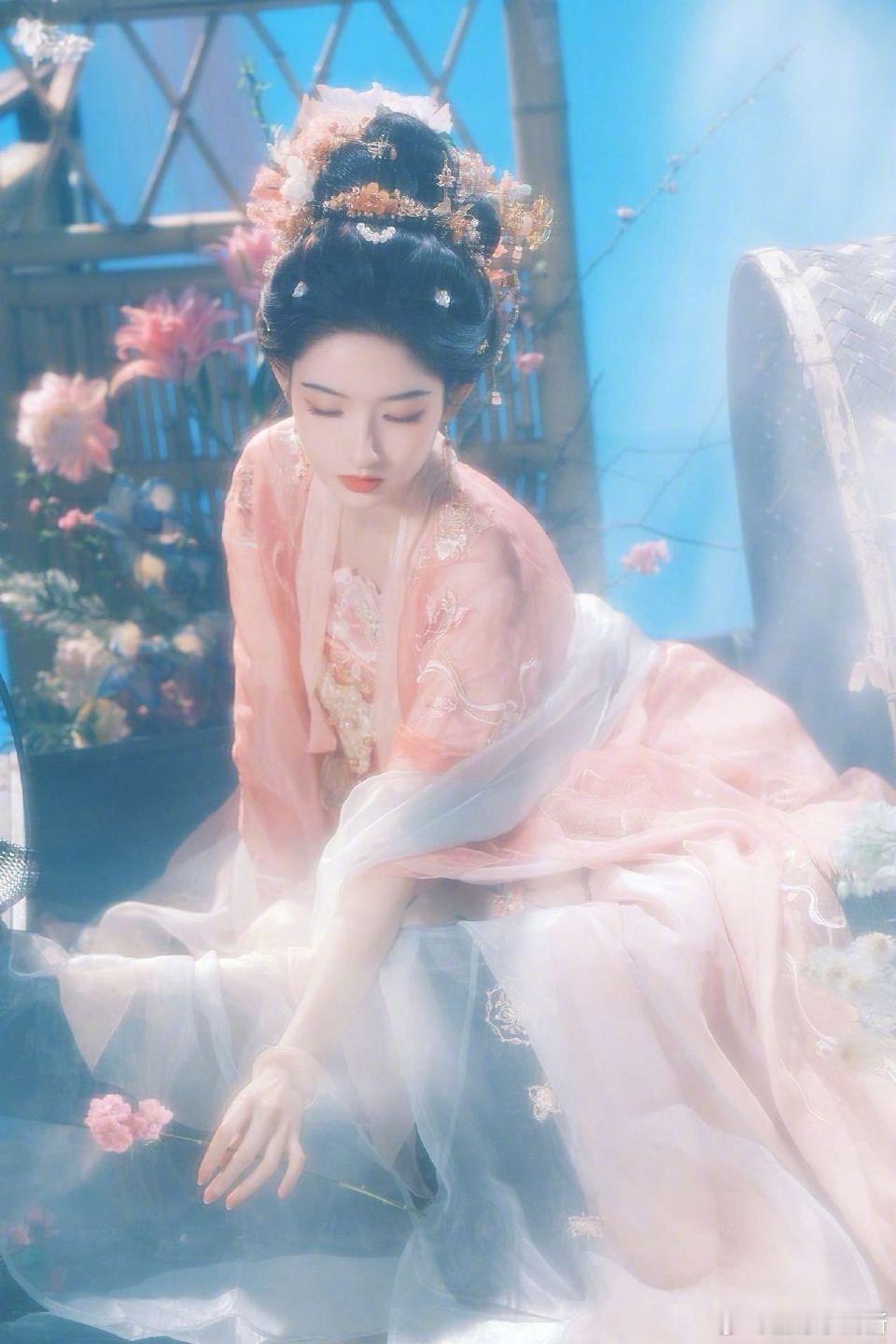 谁来给王玉雯递个古装本子 王玉雯的古装适配度真的绝了！工作室这组大片里，她每一个