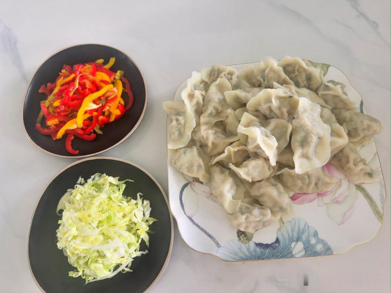 爱心大使今天来家了，吃到了好吃的饺子🥟[呲牙]

早晨8多点三姨就提着快赶上她