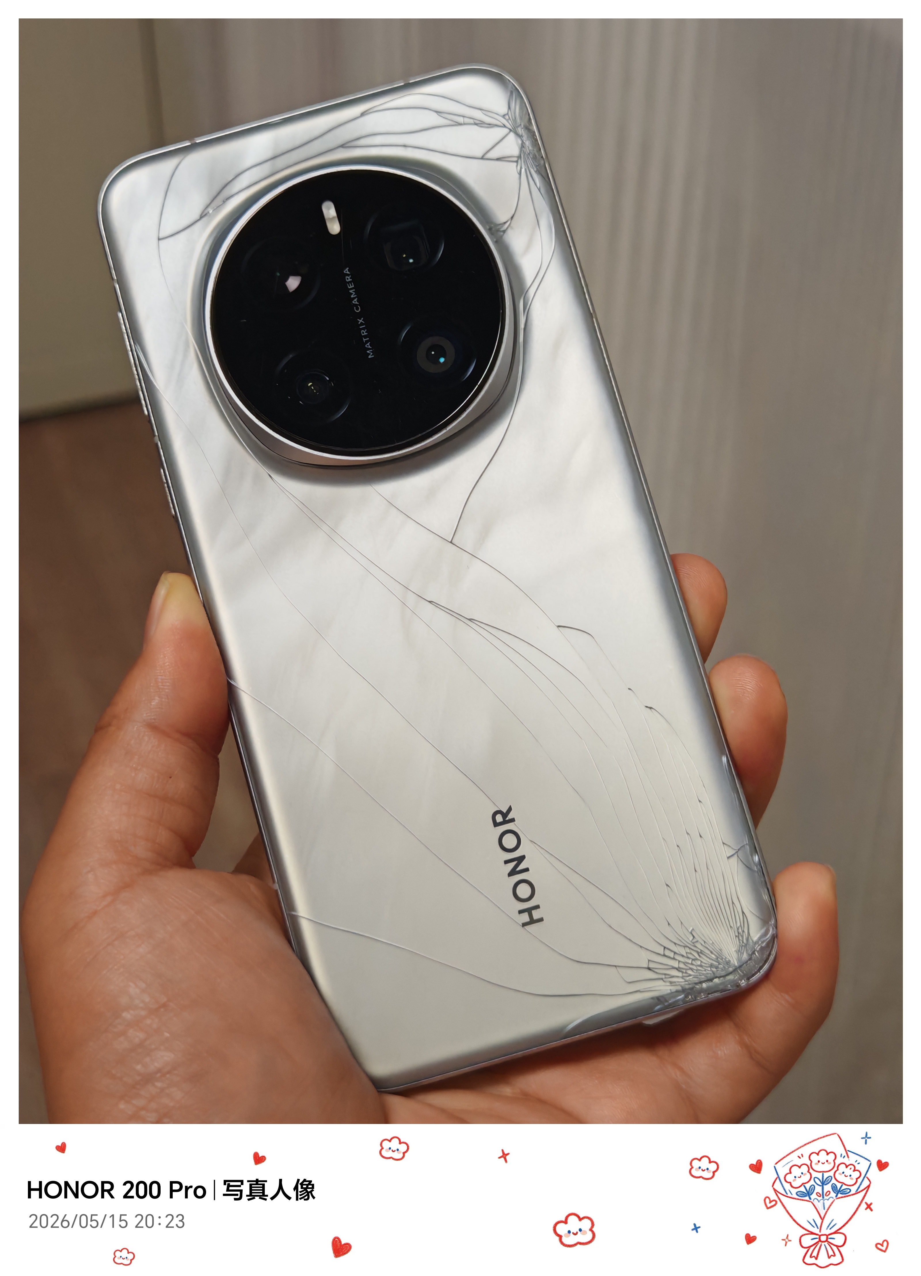 不喜欢带套，所以手机后盖就遭老罪了……iPhone一年一换比三年一换更省钱