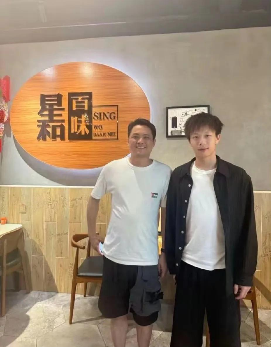 被林高远回惠州老家的穿搭帅到了！
 
家人们，刷到林高远回惠州老家的照片啦！他这