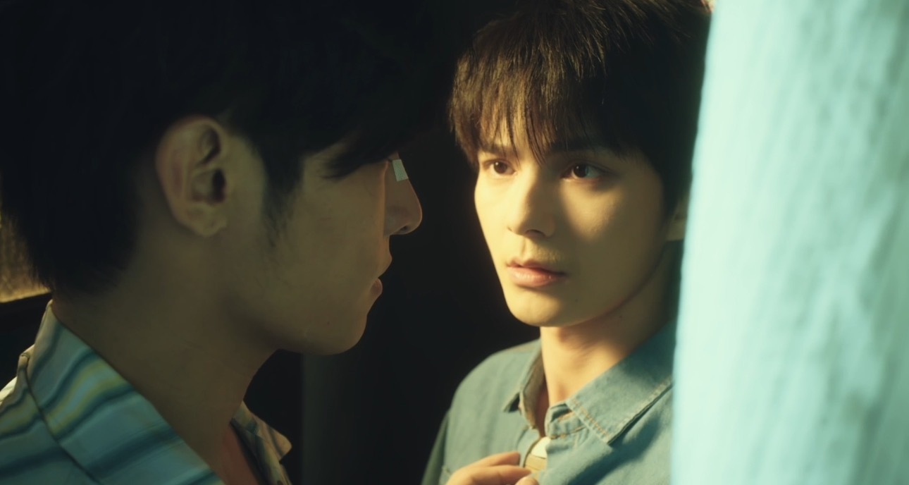 何昶希把何初三 “不动声色” 演活了，不管是被威胁时的隐忍，还是专注做事时的沉静