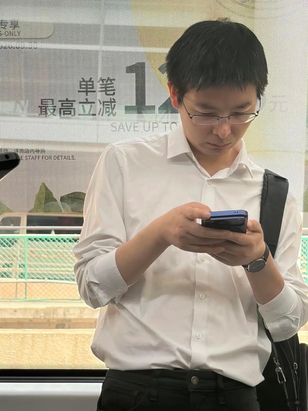 36岁宇树科技总裁王兴兴在北京机场坐摆渡车被偶遇，他的穿衣打扮低调，身边没有助理