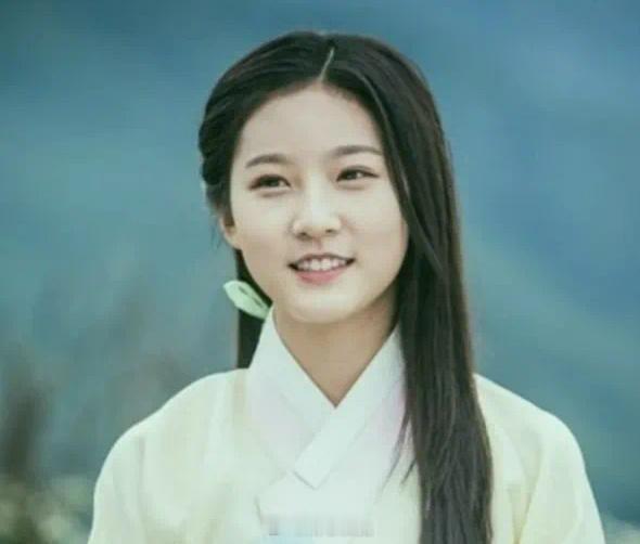 金赛纶妈妈也是貌美如花，当过封面模特。她把女儿从1岁开始就带出去拍摄海报、杂志封