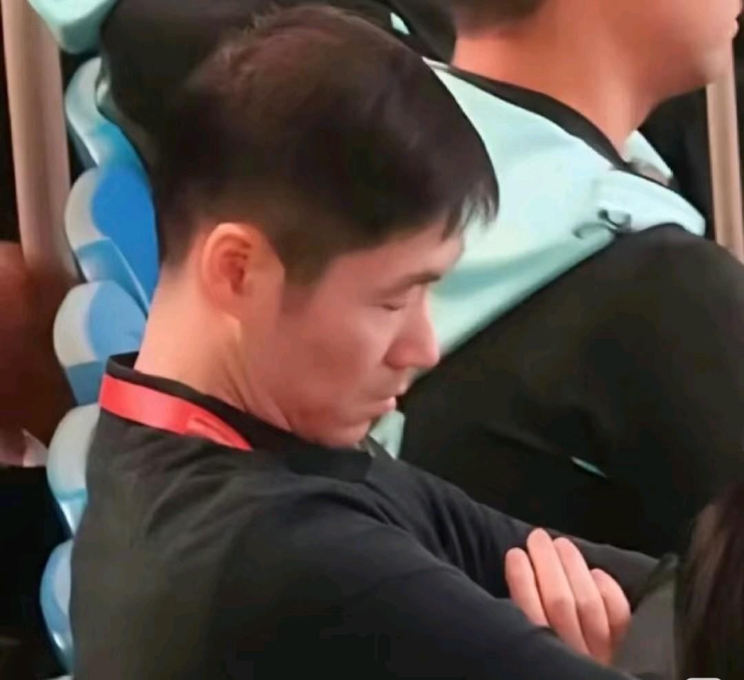王励勤去看比赛

坐在观众席睡着了

被网友拍下来了，看来他对国乒还是很放心，不