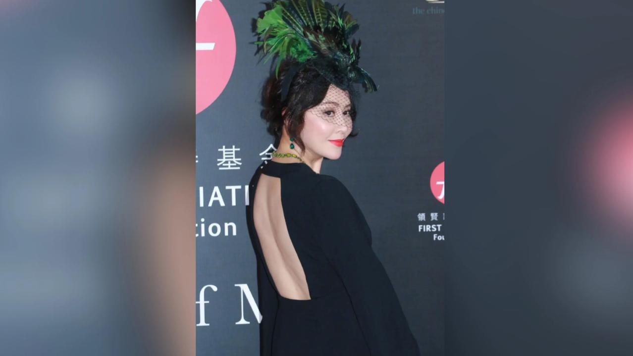 刘嘉玲露背白裙：是惊艳还是“惊吓”？
刘嘉玲露背白裙亮相，本想走优雅女神路线，却