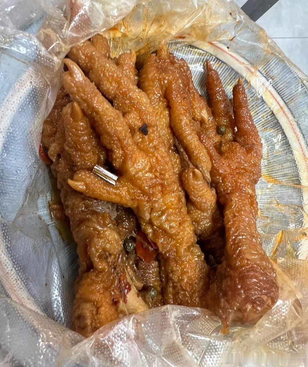 今晚出去溜达，路过小区门口的卤味摊，没忍住买了二十块钱的。鸭脖、鸡爪、豆干，老板