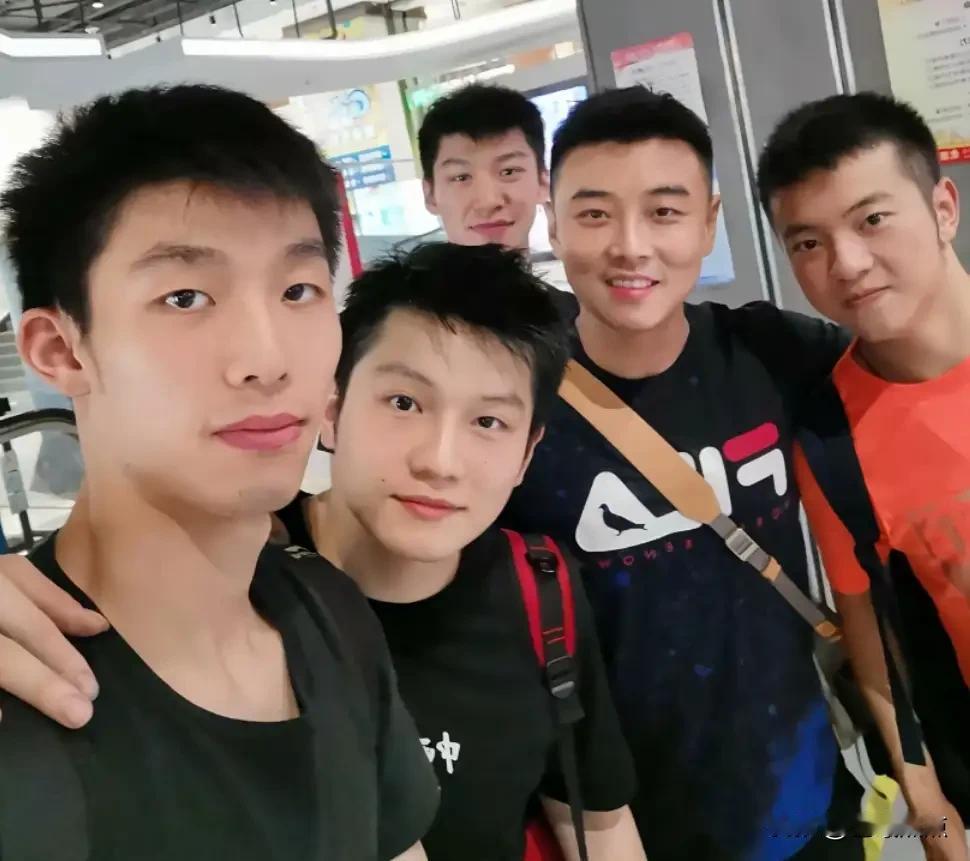 国乒5人行，有樊振东、周恺 、薛飞 、王皓，漏了一位，需要你补上了。呵呵😃