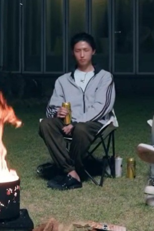 *场上一共六瓶啤酒这个人身边环绕了四瓶*看起来是感动环节其实已经公费饮酒喝蒙过去