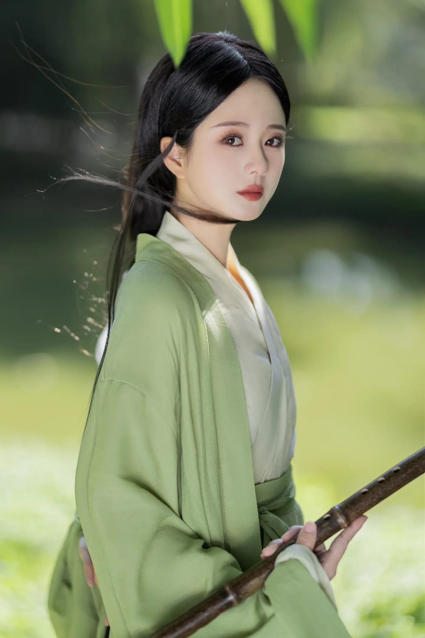 本王在此，谁敢放肆！仿拍的是赵丽颖的《与凤行》
景区不好带太长的道具，所以用了萧代替
宝贝们轻喷🥹🥹
 