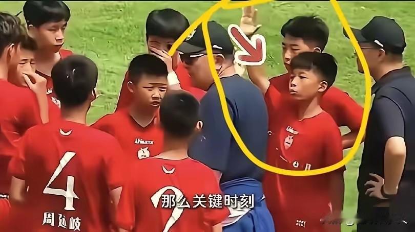 十二岁那声“我来”

[送自己一朵花]

比分咬得紧，

点球轮到谁？

队友都