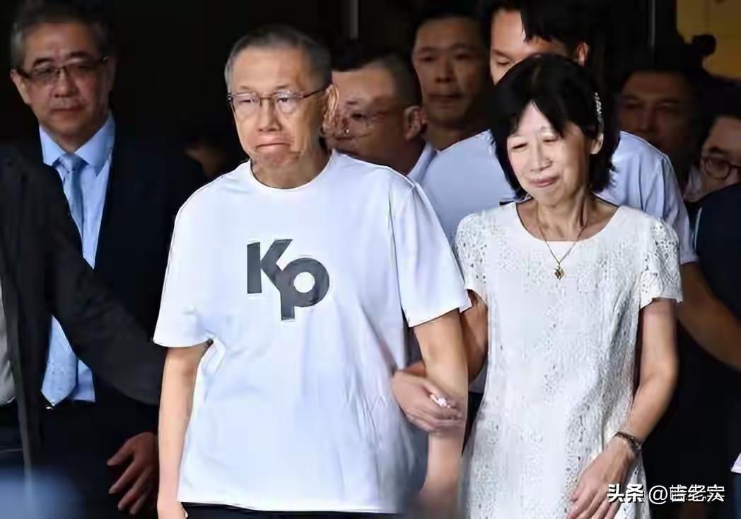 民众党创始人柯文哲主席被法律约束了，白营要衰退了，蓝白合作要散伙了。
"错，极错