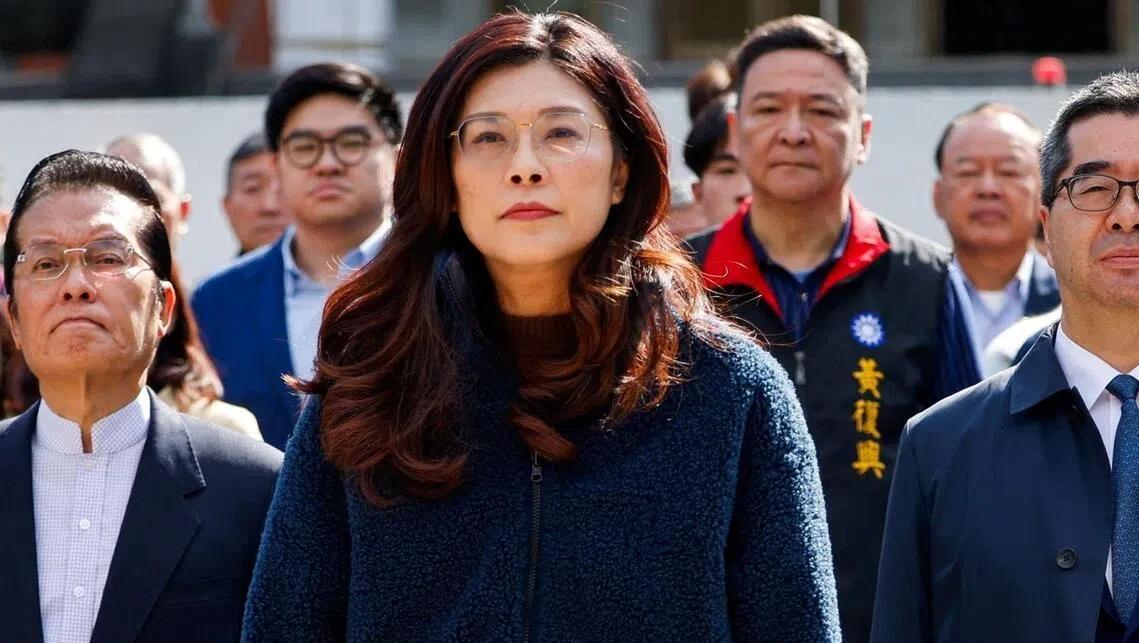 松山机场一大早就炸了锅，台独分子举着牌子堵在出发大厅，近百名警察拉起人墙隔开两派