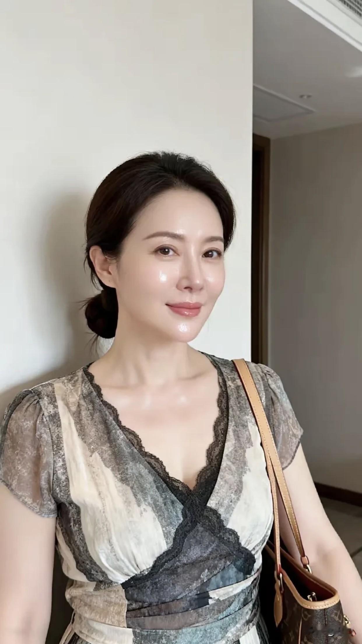 你认为什么样的中年女性最有魅力中年女人历经岁月沉淀，心态特别好，不纠结琐事，不内