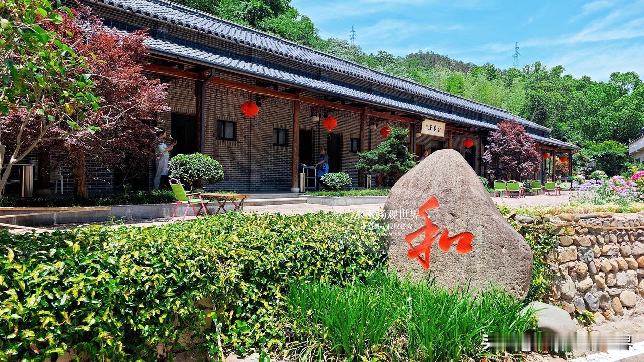 从安吉竹海深处驱车出来，沿着溪涧旁的公路盘旋而下，肚子早被山间清风勾得咕咕作响，