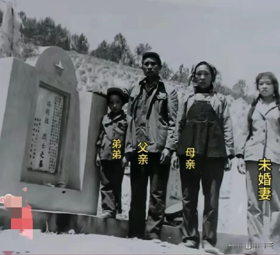 1985年，冯朝柱的父母和未婚妻田会菊来到麻栗玻烈士陵园。
冯朝柱烈士，云南省富