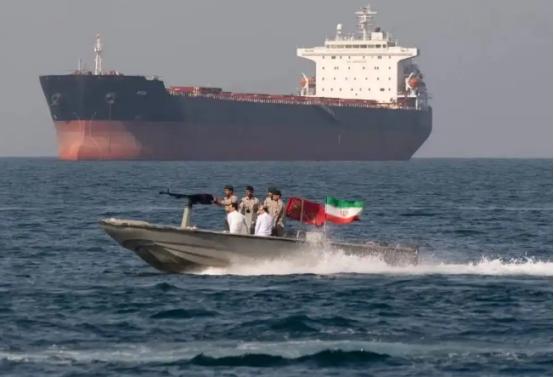 霍尔木兹海峡局势持续升级，特朗普下令出动16艘战舰及1艘航母，对该海峡实施封锁，