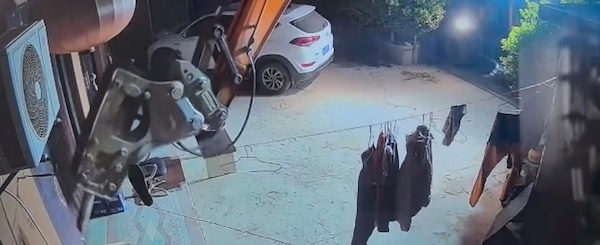 【抵抗暴力强拆致一人死亡，判正当防卫！律师分析：能复刻吗？】2026年8月18日