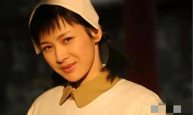 2011年身家50亿的温州首富周旭辉，瞒着原配，看上了“李云龙”饰演者的老婆童蕾