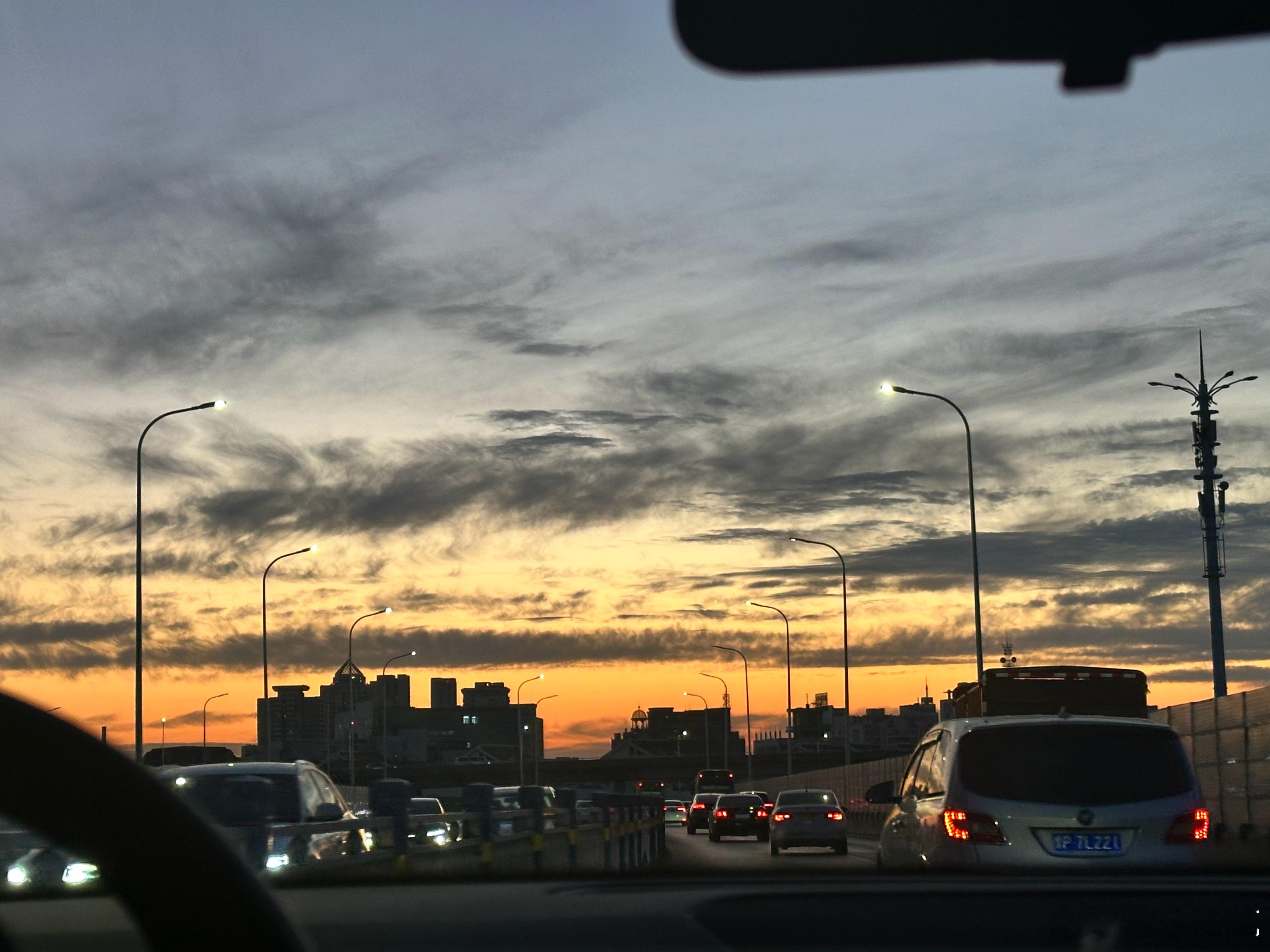 晚上好呀这是此刻的天津～好看呀（早上就很好看，没腾出手来拍） 