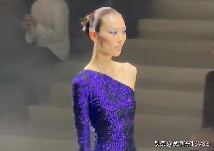 说实在的，大表姐状态简直绝了！这秀场服装确实奇特，日常哪能穿出门呢？然而高开叉的