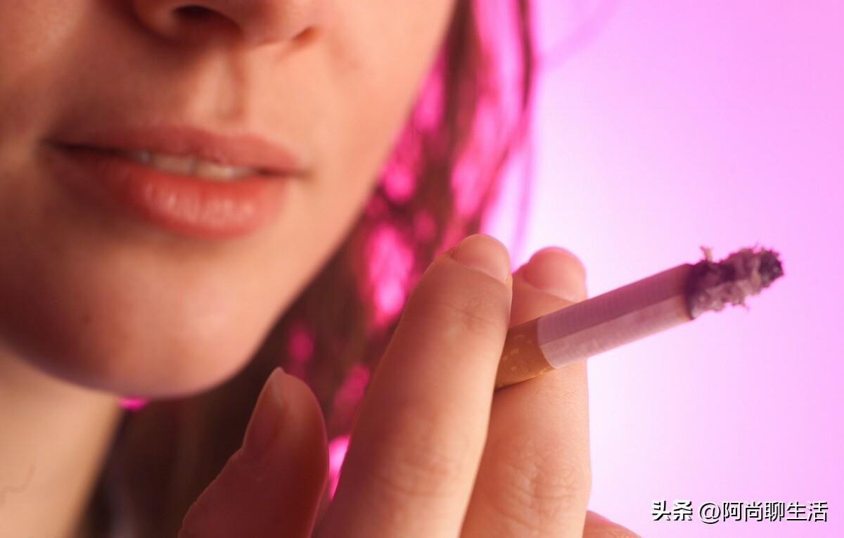 麻将馆里遇见一个爱穿旗袍的年轻老板娘，三缺一她只叫我，牌打到一半她突然说：今晚别