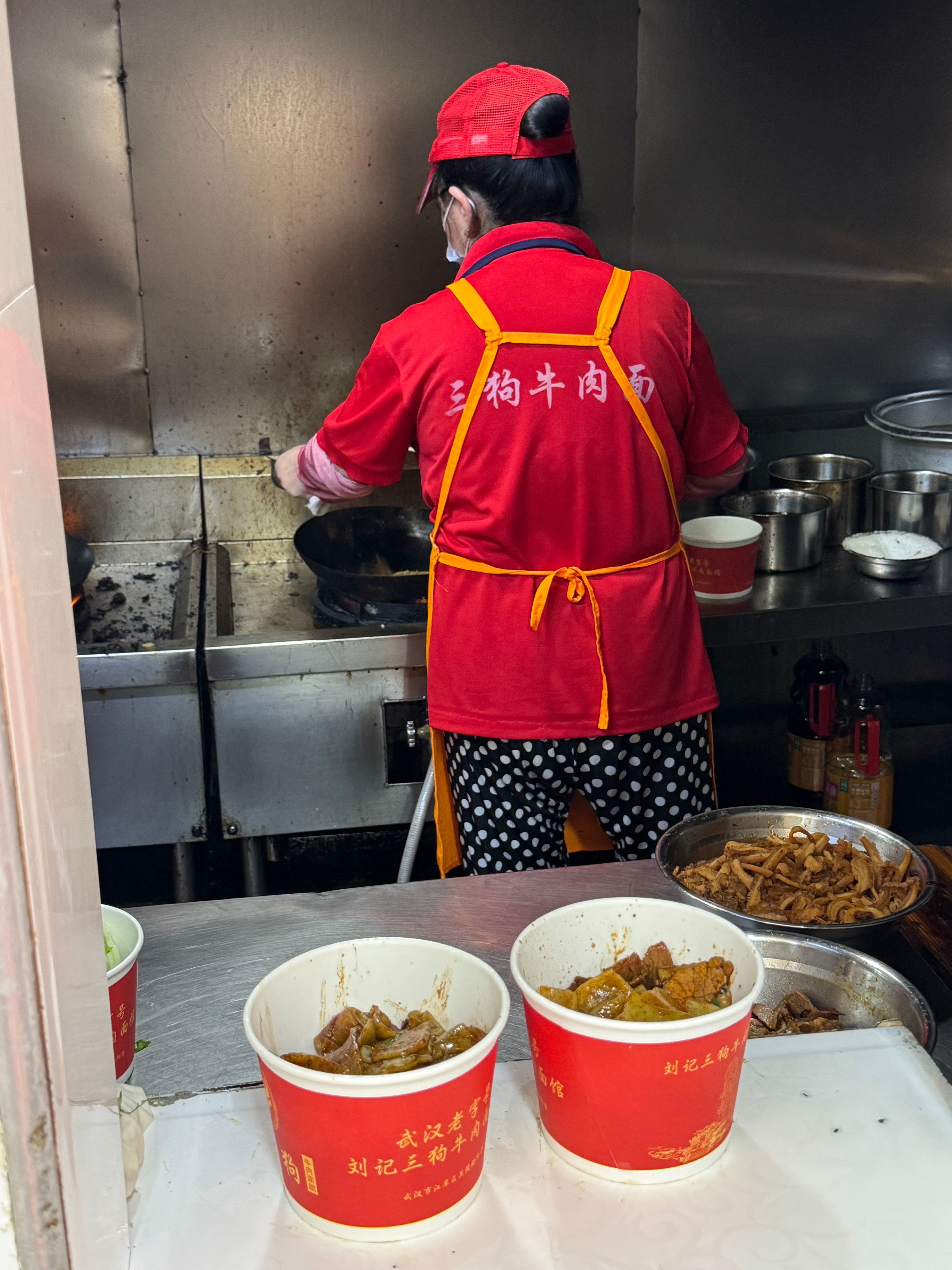 兰陵路，先吃三狗牛肉炒面对肯定吃不饱旁边王记生烫也是顶流 武汉·刘记三狗牛肉面馆