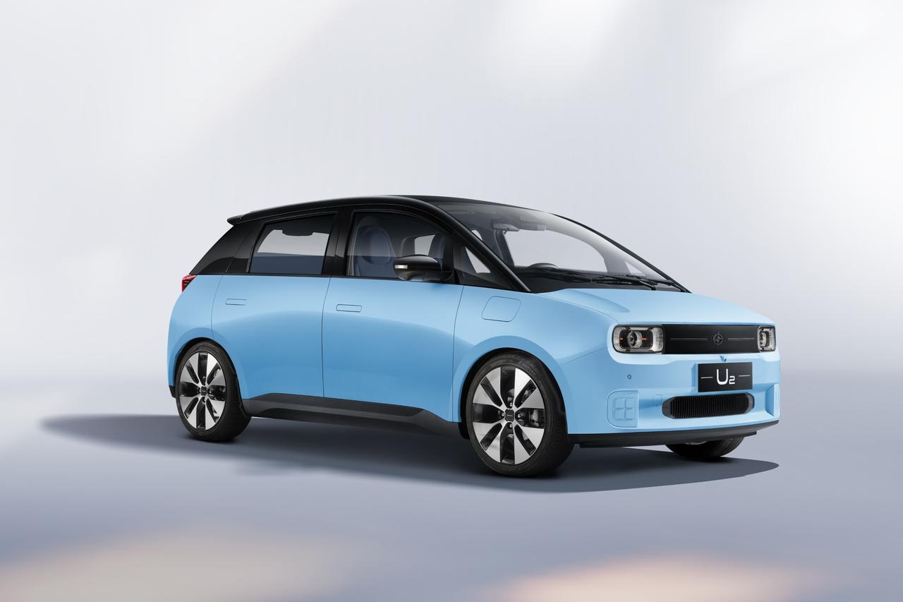 【江南U2纯电轿车正式上市：5.88万起】2月26日晚，江南汽车旗下全新纯电动产