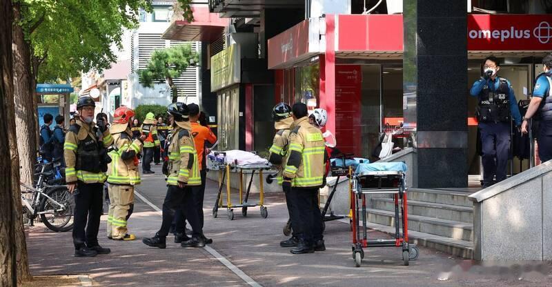 韩国男子双手绑刀连伤8人后冲向电影院！美食广场顾客与店主合力将其制服海外新鲜事 