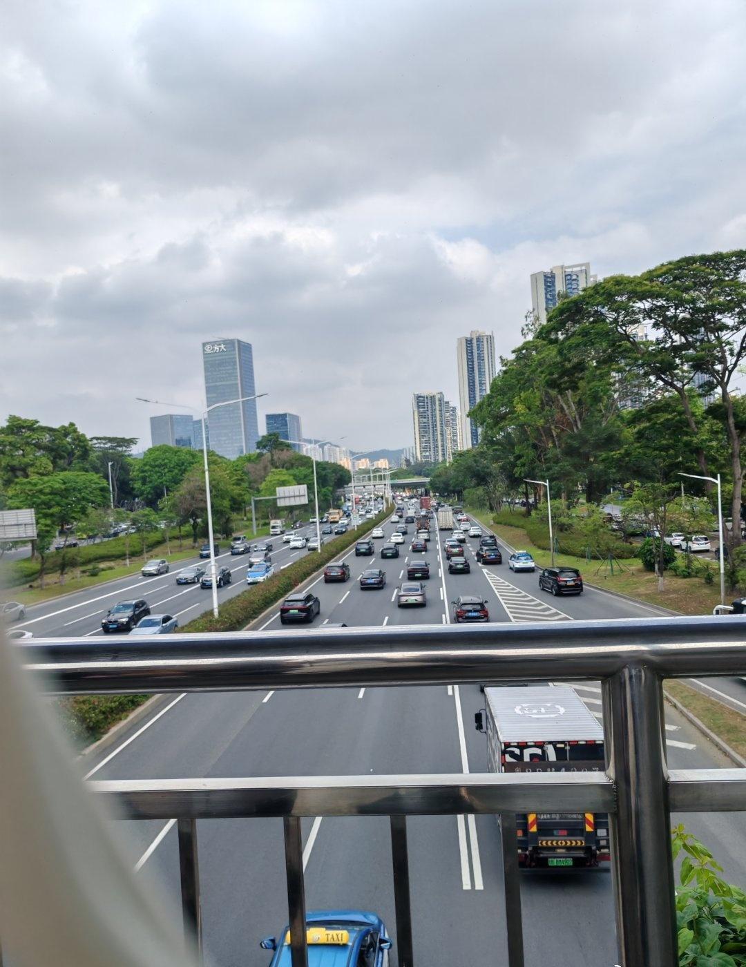 说实话，我们公司所在大厦随处都张贴着清晰的禁烟标识，但实际形同虚设，根本起不到约