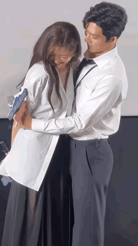 你们说是我太敏感了吗？哪个正经电视剧会这么宣传！井柏然和孙千下半身都贴一块了，站