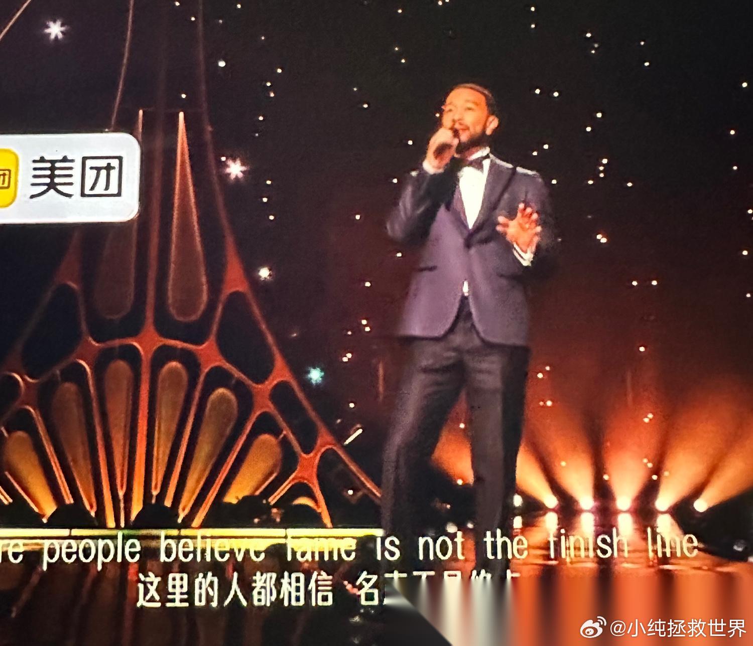 今晚《歌手》迎来了一位真正意义上的袭榜者——传奇哥。 他可是13座格莱美、奥斯卡