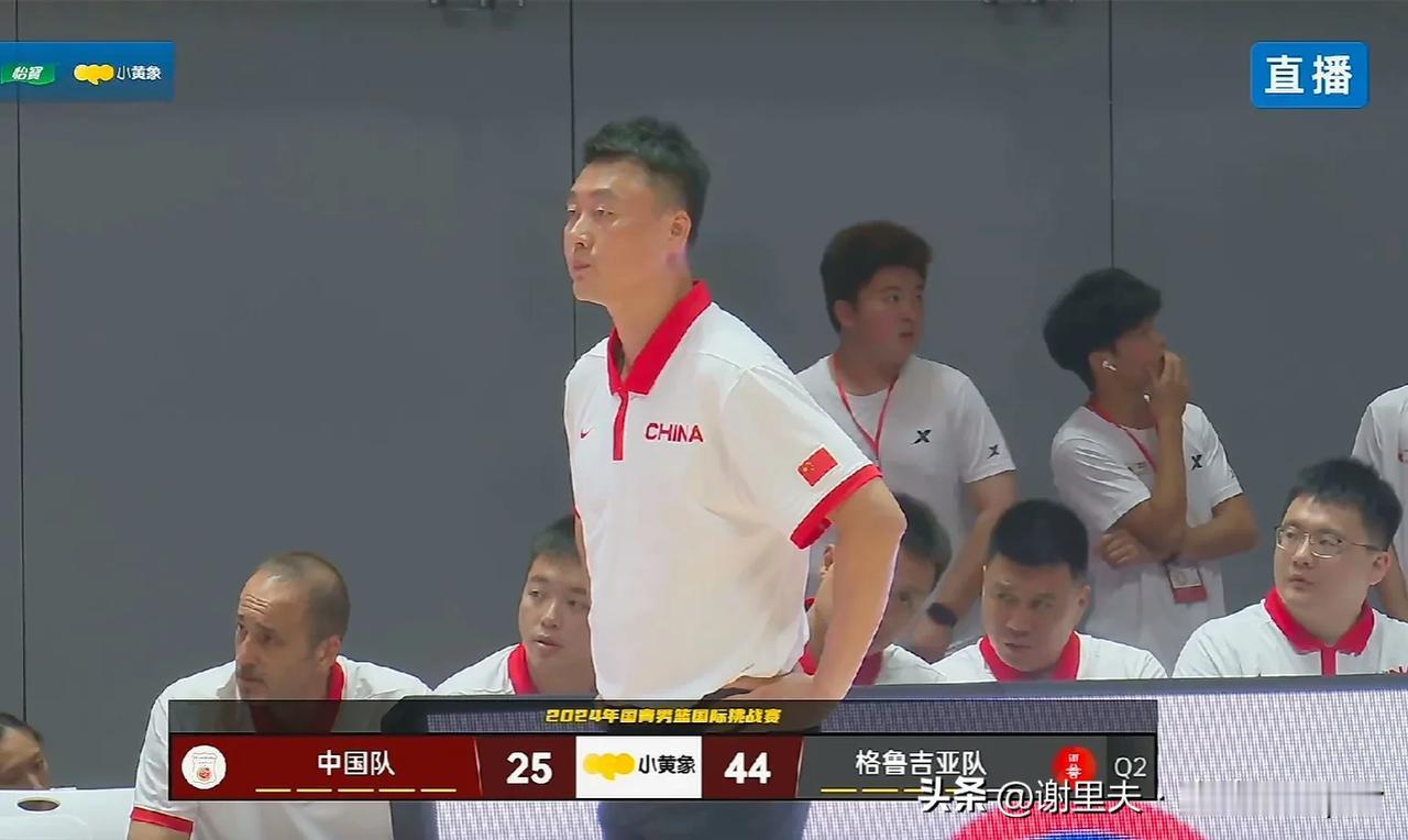 男篮U18主教练曲邵斌临场指挥不如李晓勇！不给冯傲机会不说，排兵布阵没有针对性，