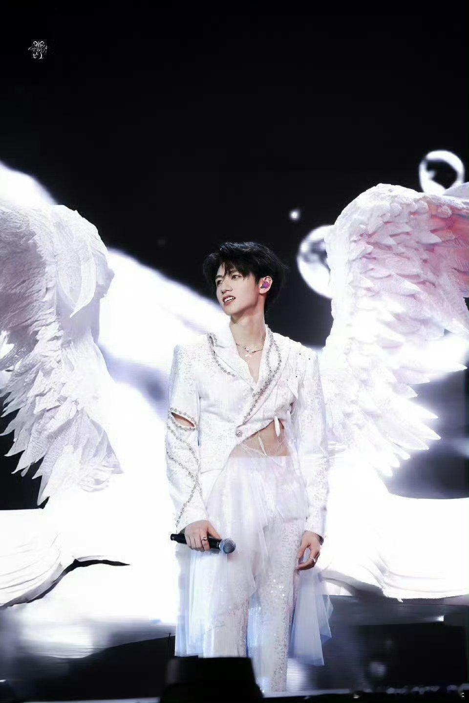 朱志鑫wink喊姐姐 😏朱志鑫自带高阶撩人气场！抬眼wink，风情恰到好处；轻