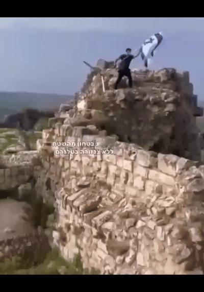 以色列在黎巴嫩停火后，以军士兵开始后撤，黎巴嫩老百姓立刻把插在各处的以色列国旗逐