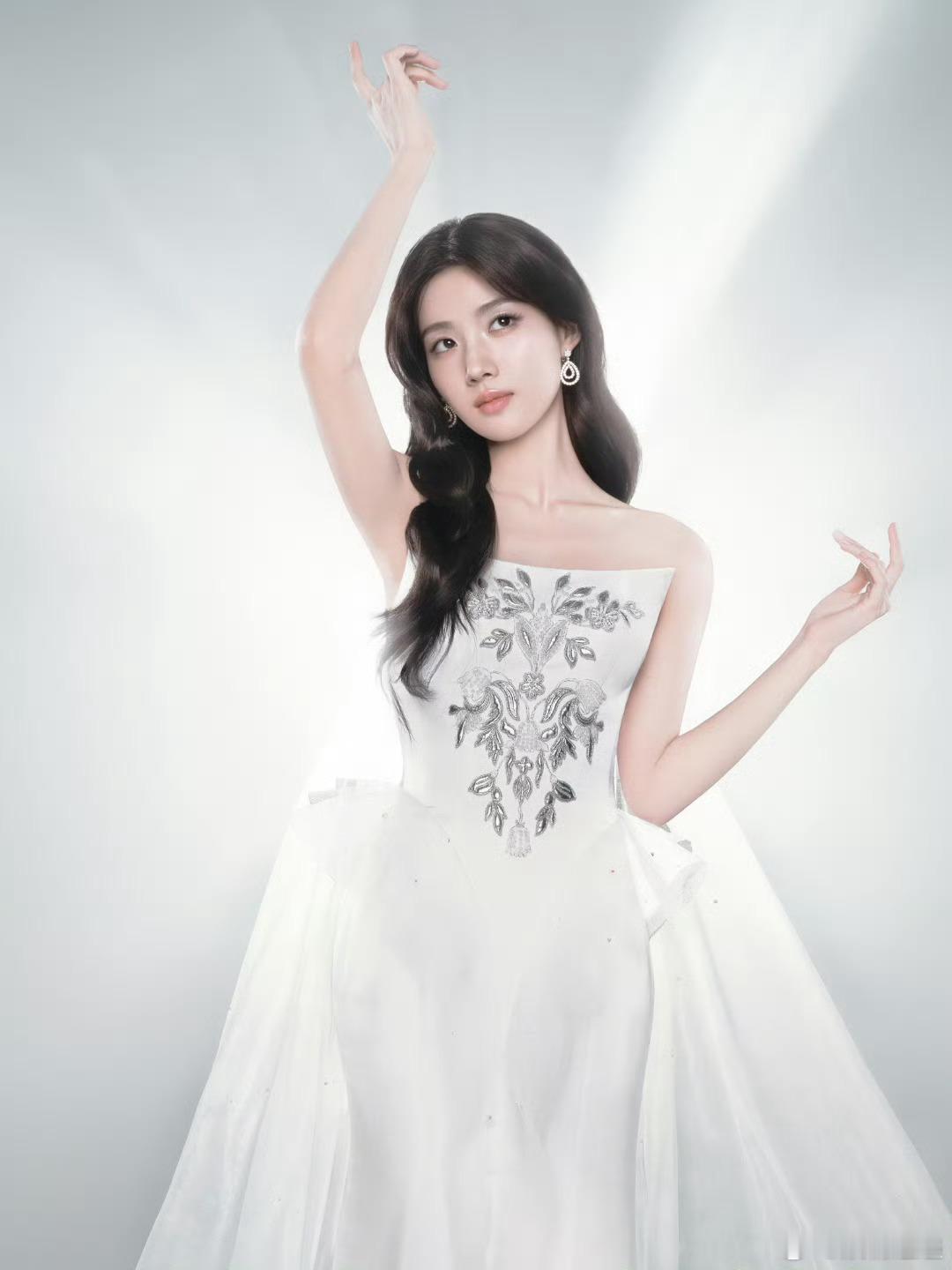 卢昱晓的微博之夜造型卢昱晓星光神女行 