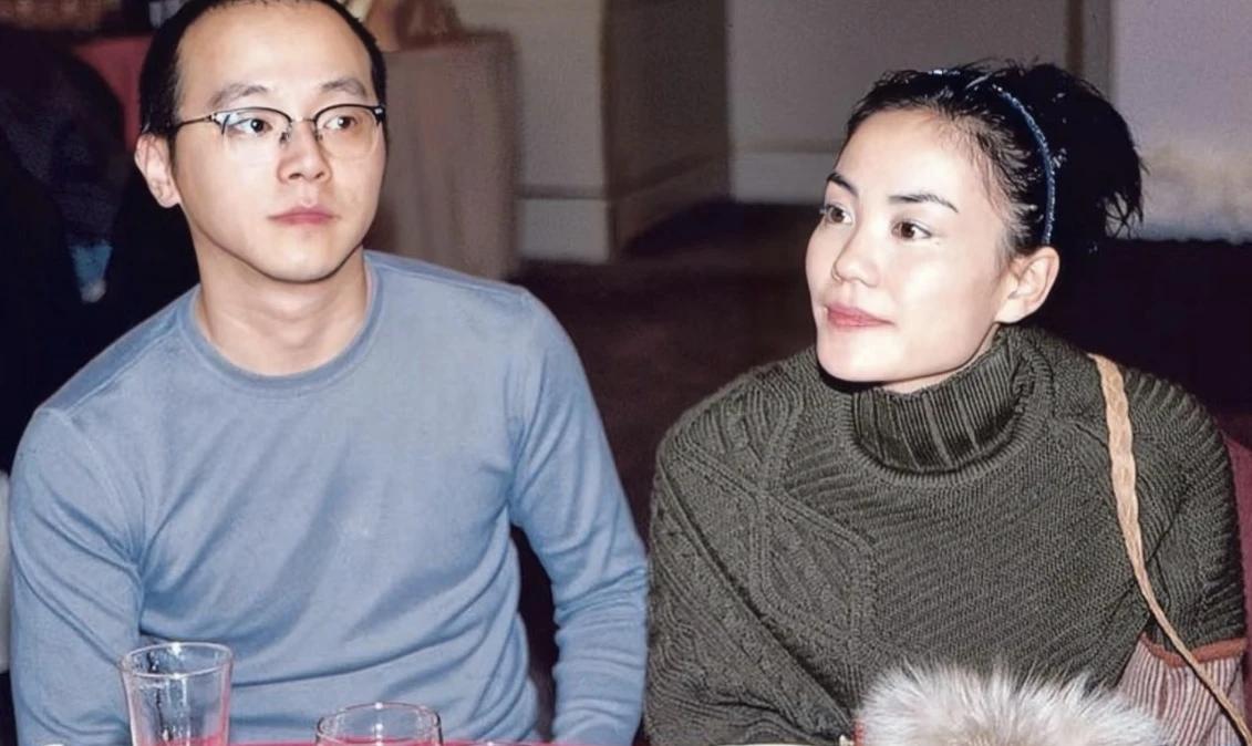 窦靖童：我妈钱多到用不完，但穷苦潦倒的爸爸，成了我如今的心病。

窦靖童从小活在