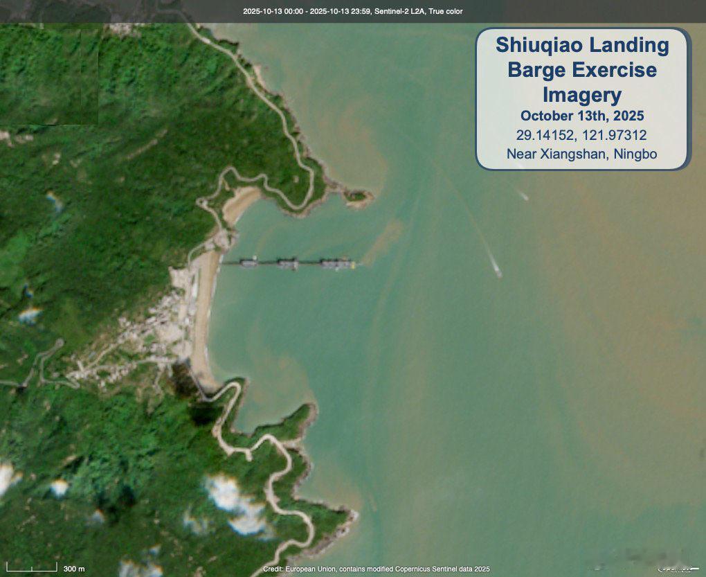外网根据10月13日卫星图称中国新型登陆驳船正在某地进行登陆训练。这些驳船今年6