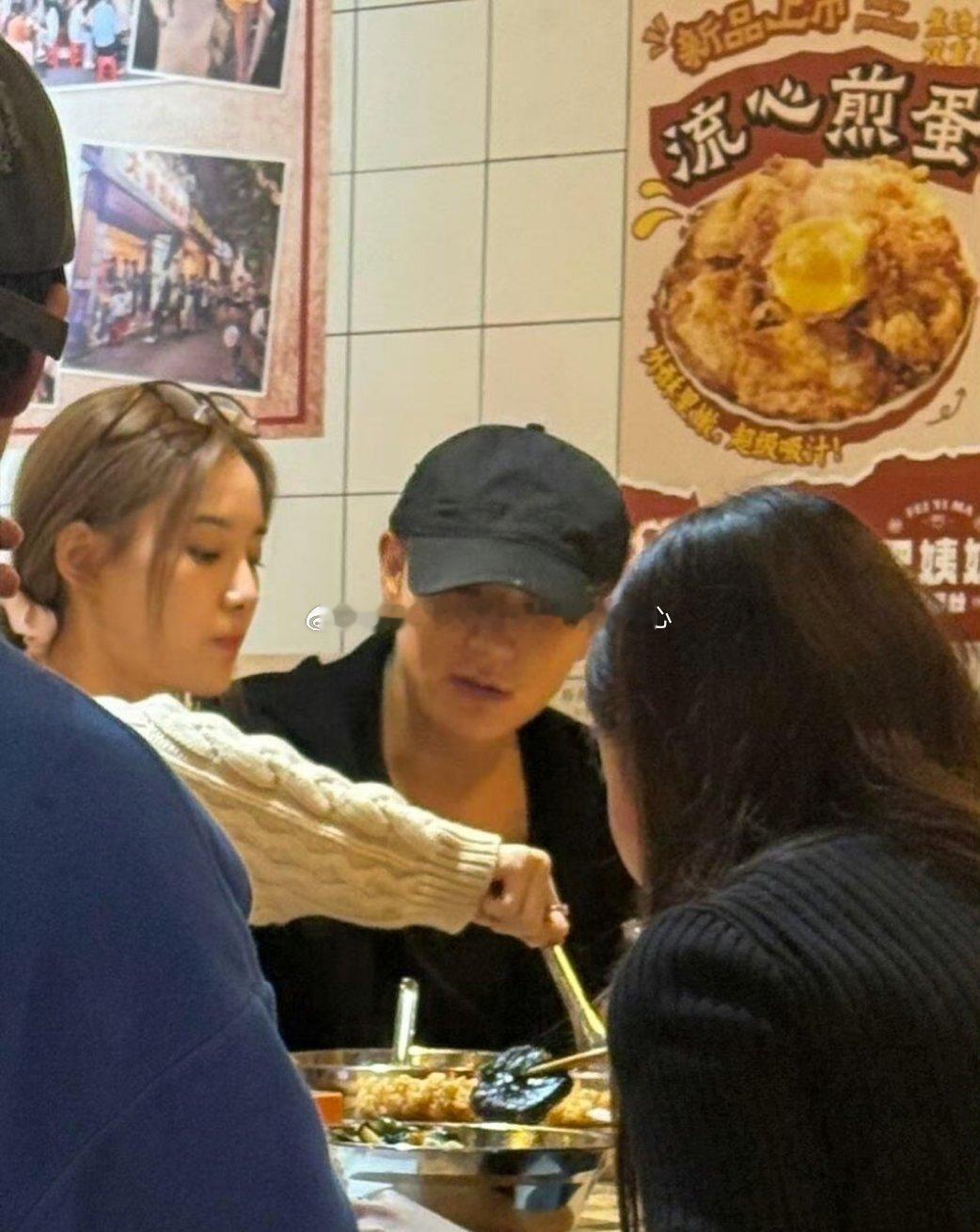 偶遇黄子韬徐艺洋吃螺蛳粉偶遇黄子韬徐艺洋吃螺蛳粉！偶遇黄子韬徐艺洋吃螺蛳粉！一沫
